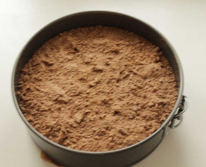 Шоколадно-творожный пирог с брусникой