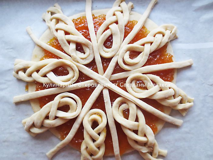 Пирог с начинкой из абрикосового джема (Фигурная выпечка - идея авторская)