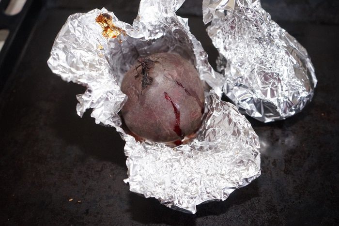 Тосты с сыром и свекольным мармеладом