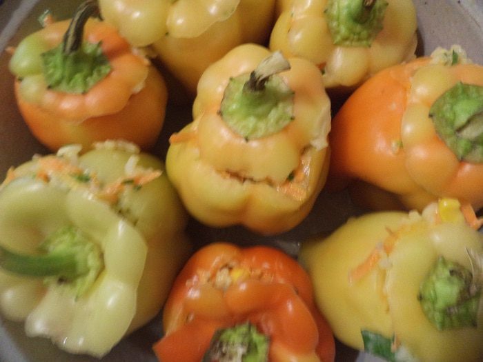 Перец, фаршированный рисом, кукурузой и зелёным горошком