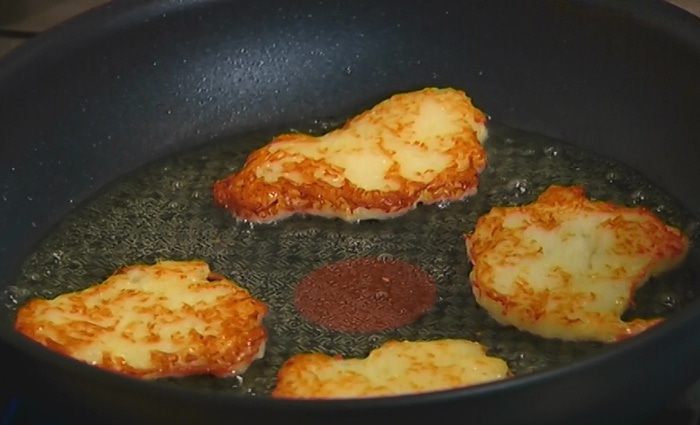 Овощные драники с селедкой