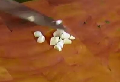 Салат из молодых овощей с соусом из петрушки 