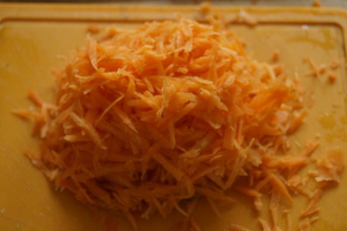 Легкий салат с морковкой и мясом