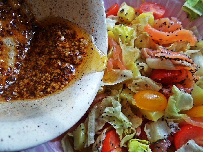 Салат с лососем, яйцом, овощами и семенами чиа