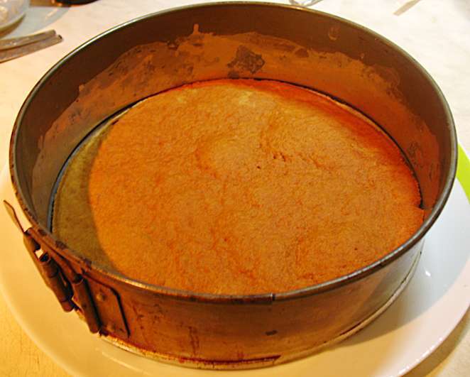 Карамельный медовик с клубникой