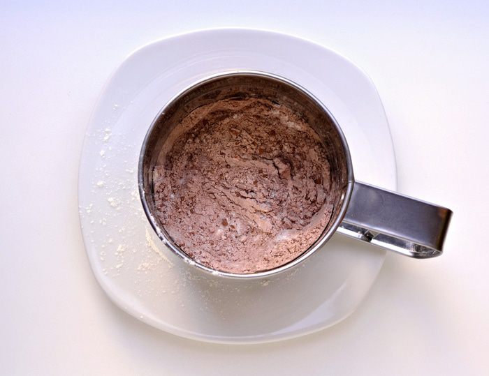 Шоколадная шарлотка с грушей и корицей