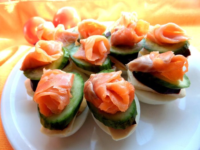 Рыбное канапе на маринованных яйцах