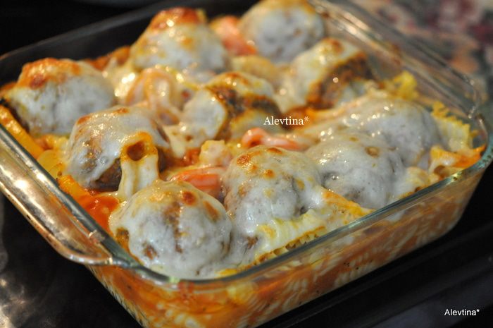Фрикадельки с пастой и соусом