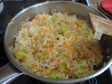 Торт с квашеной капустой, шпиком и луком 