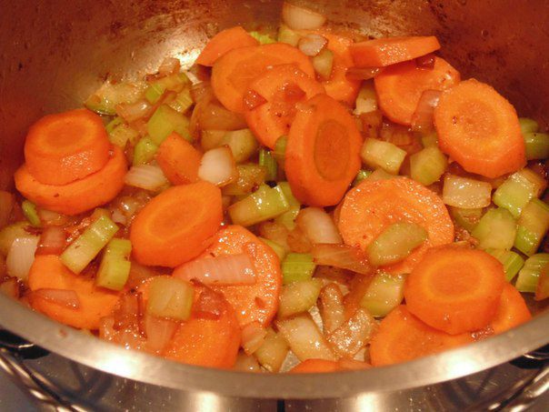 Cуп-пюре с курицей, овощами и пармезановыми гренками