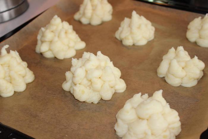 Акула под грилем с картофельно-сырным пюре и сладким луком