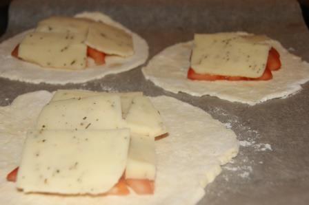 Лепешки из творожного теста с помидором и моцареллой