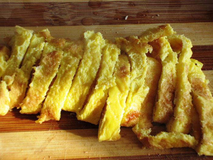 Мясной салат с омлетом
