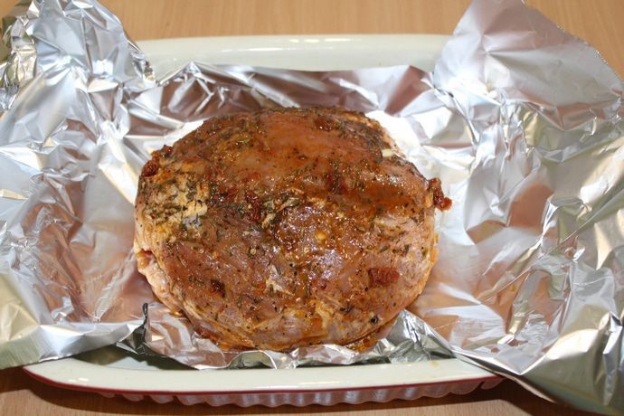 Буженина с вялеными помидорами и чесноком