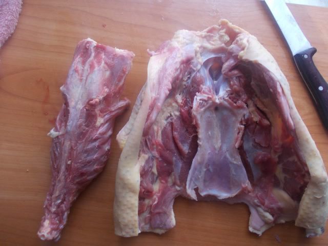 Рулет из утки с финиками и орехами