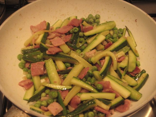 Фарфалле с овощами и ветчиной