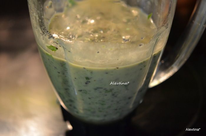 Смузи ягодный с авокадо