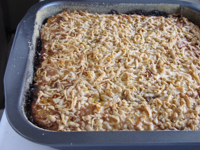 Тертый пирог с творогом и грушами