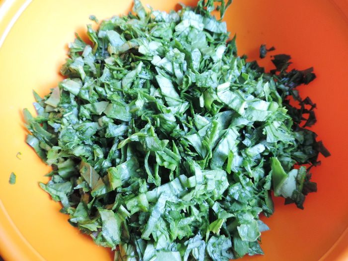 Куриные рулетики со шпинатом под сметанно-томатным соусом