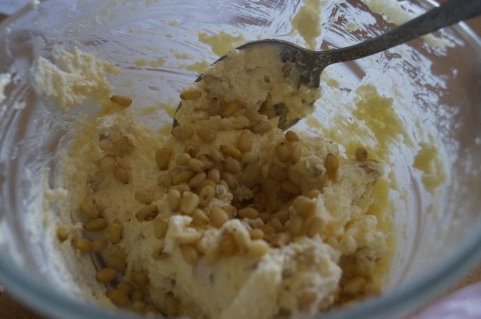 Мягкое печенье с сыром и кедровыми орешками