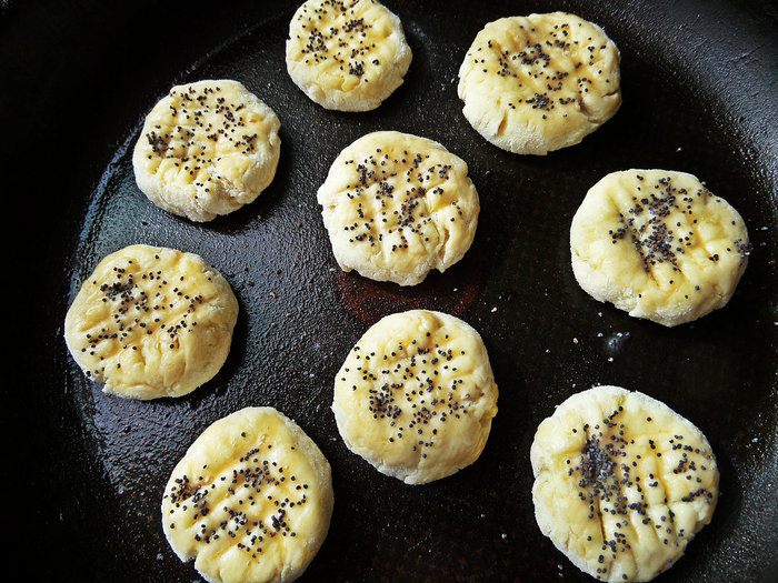 Картофельные пышечки с маком