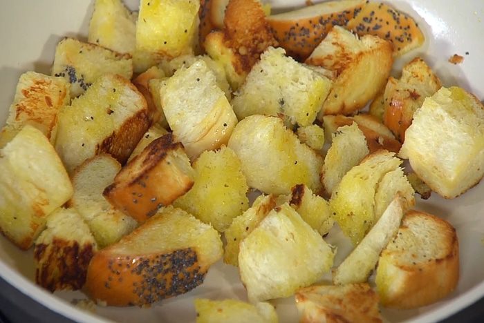 Салат из цикория с яблоком, крутонами и голубым сыром 