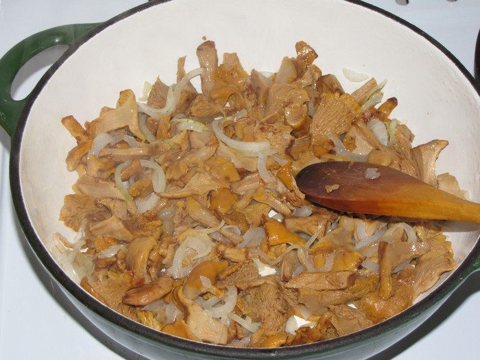 Летний пирог с лисичками и капустой