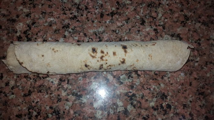 Лаваш, запеченный с тунцом, помидорами и сыром