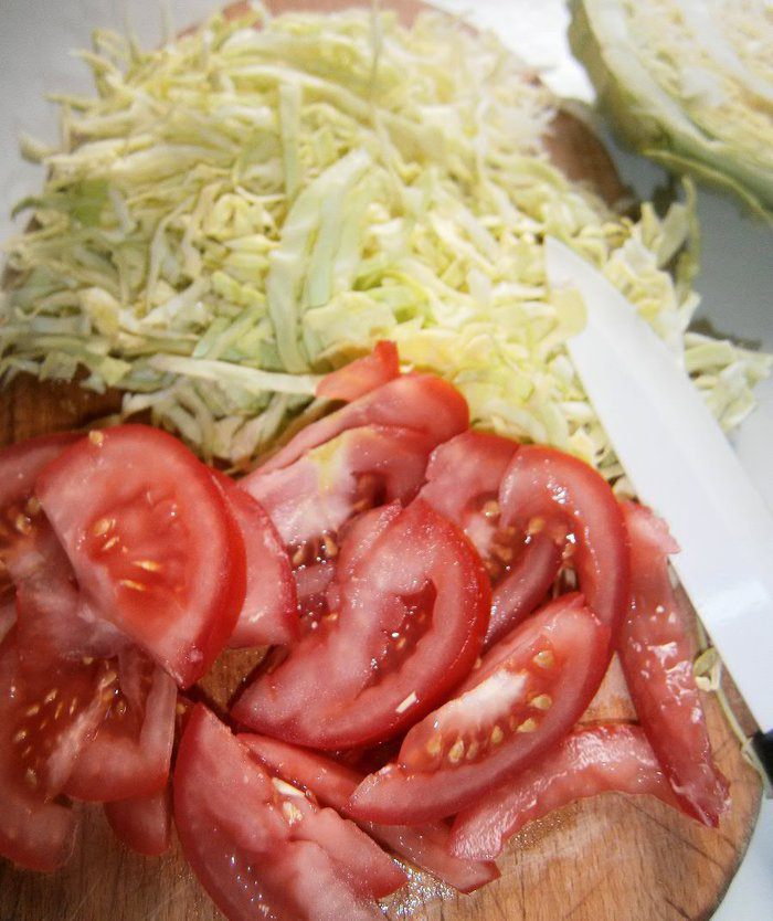 Овощной салат с заправкой из грецких орехов