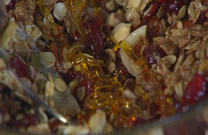 Батончики из мюсли с клюквой и орехами пекан 
