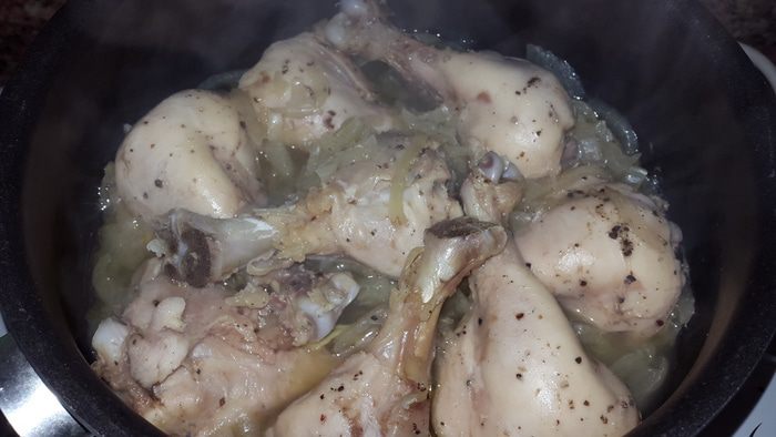 Куриные голени в собственном соку с гречкой