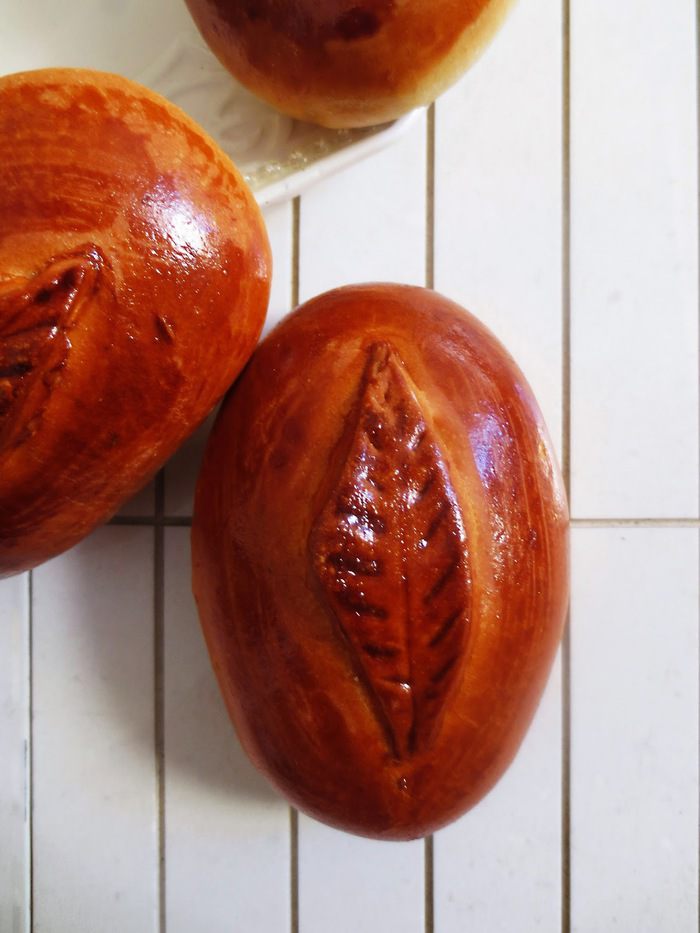 Пирожки с начинкой из картофельного пюре, лука и бекона