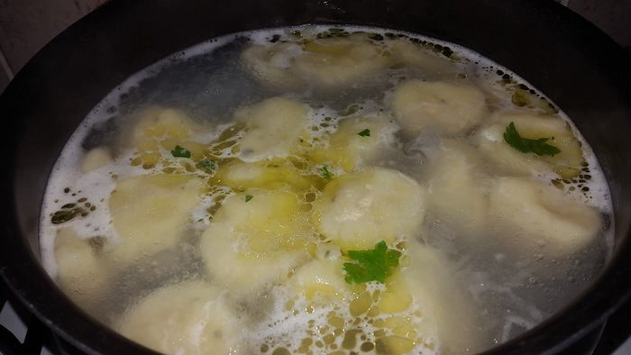 Постные картофельные клёцки с луком, грибами и сельдереем