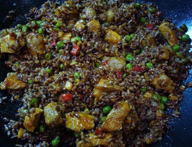 Красный рис со свининой и зеленым горошком