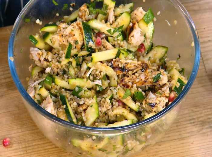 Салат из булгура с курицей, цукини и гранатом 