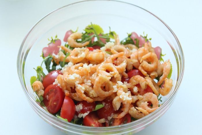 Салат с руколой и креветками