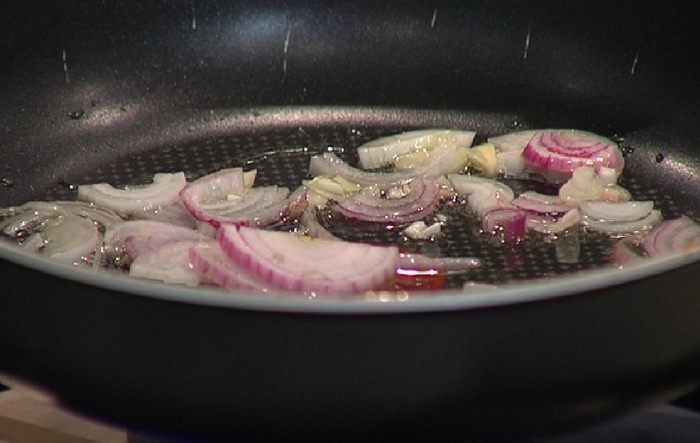 Пенне с острыми колбасками и сладким перцем 
