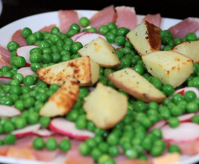 Картофель с горошком и ветчиной