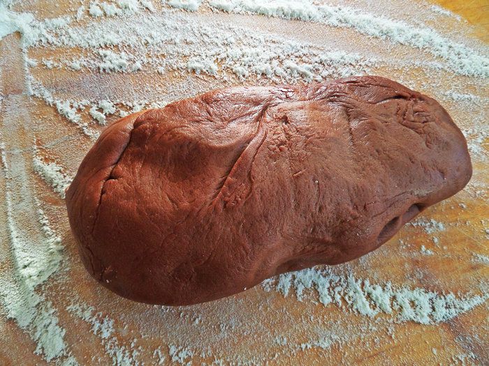 Плетёнка из шоколадного теста с орехами