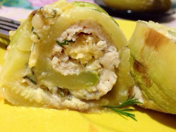 Рулетики из кабачков с курицей и творожной начинкой