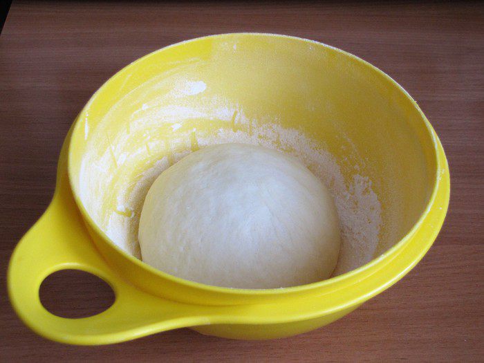 Кальцоне с цукини, оливками и моцареллой