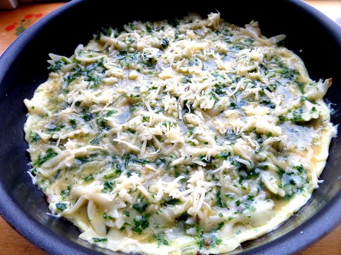 Фриттата с макаронами и шпинатом