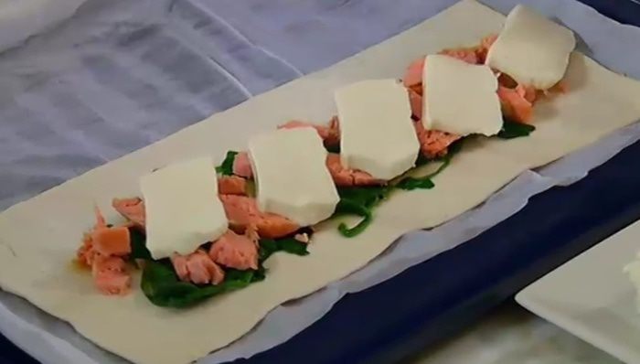 Открытый пирог с рыбой, моцареллой и шпинатом 