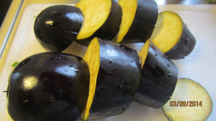 Баклажаны с мятой и чесночной заправкой