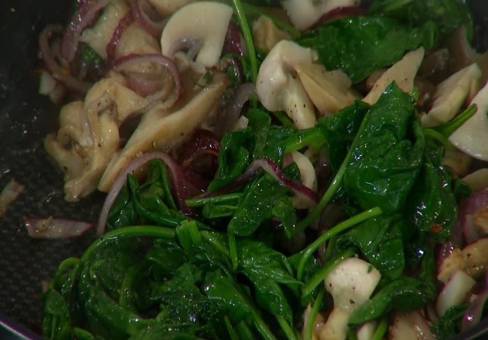 Яйца, запеченные с картофелем, грибами и шпинатом 