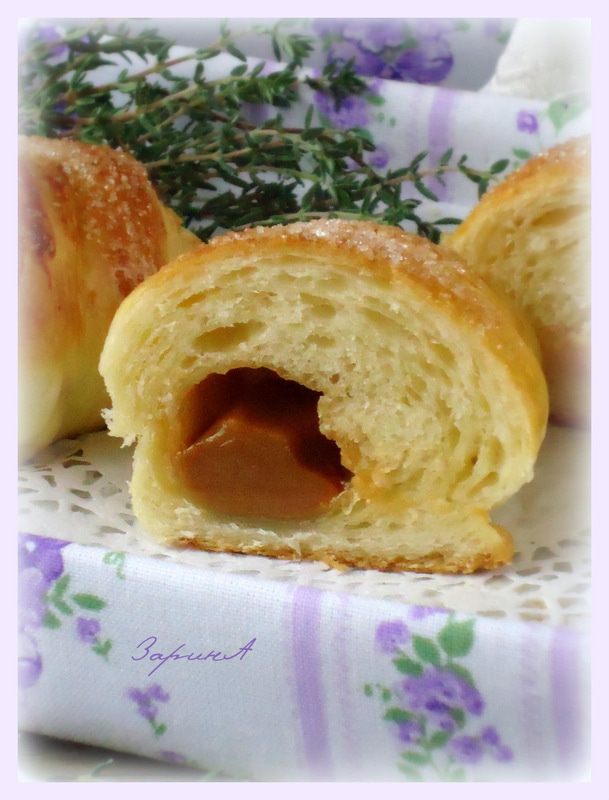 Булочки слоеные с джемом и вареной сгущенкой