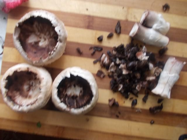 Шампиньоны, фаршированные помидором и шпинатом