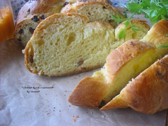 Сдобная булка с изюмом