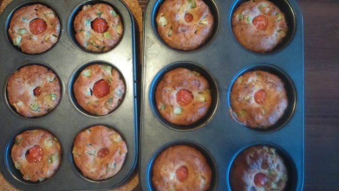 Маффины с цукини, сыром и помидорами черри