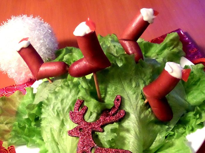 Рождественские сапожки из колбасок